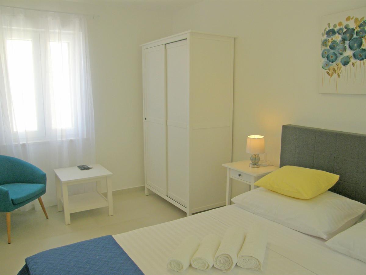 Apartments Mare Primosten Bagian luar foto