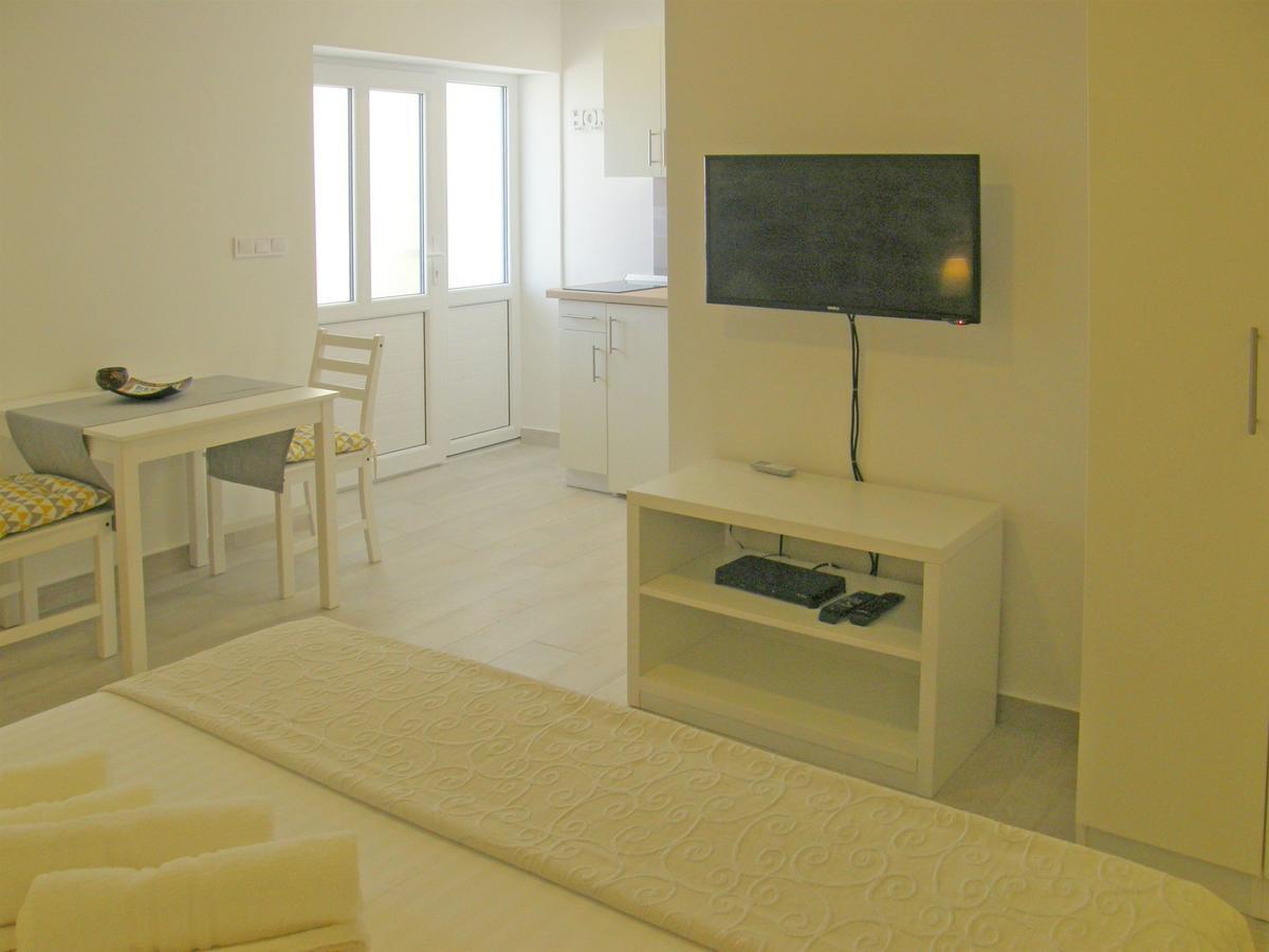 Apartments Mare Primosten Bagian luar foto
